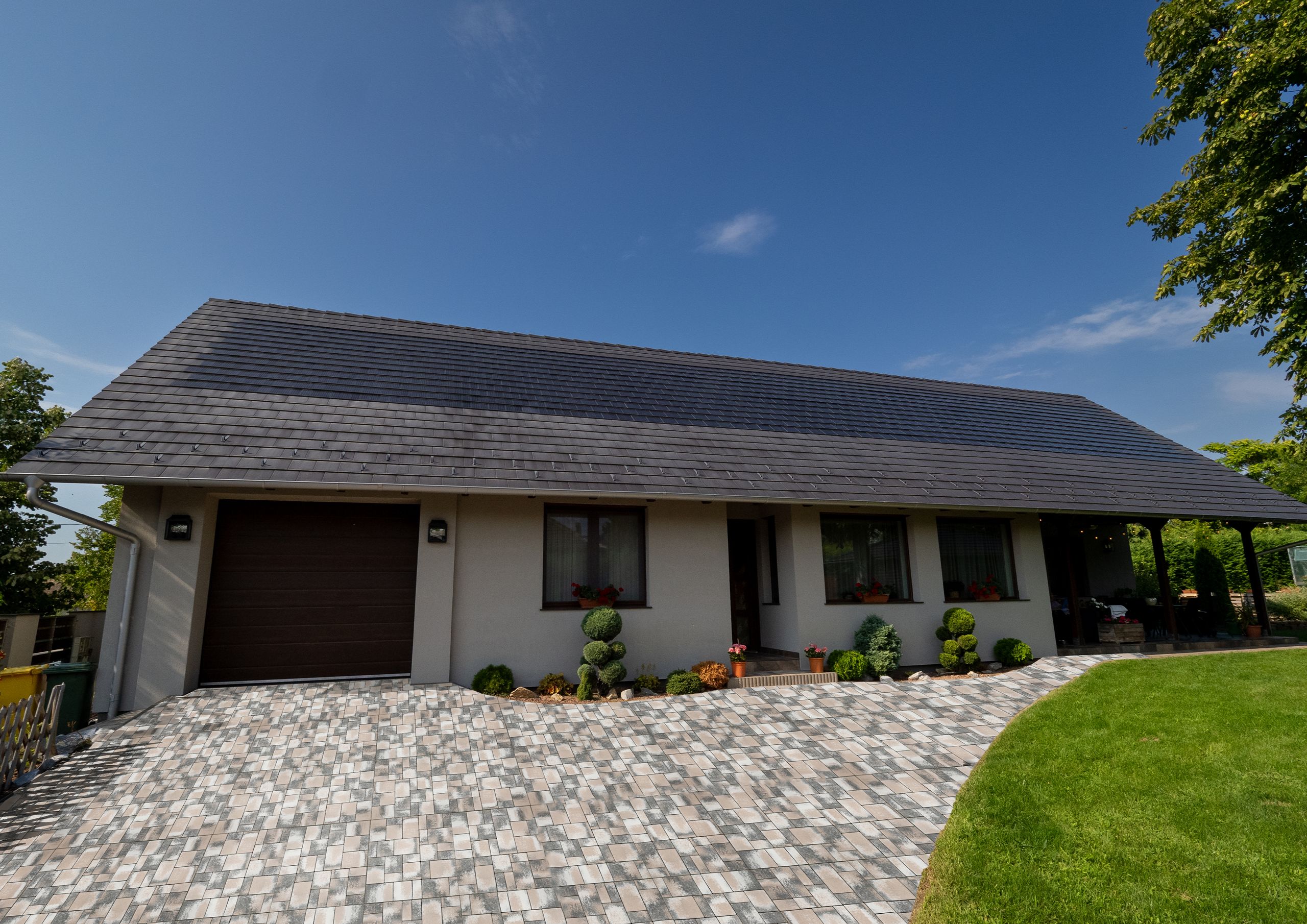 urban-First-holdeny-01-Generon 1204